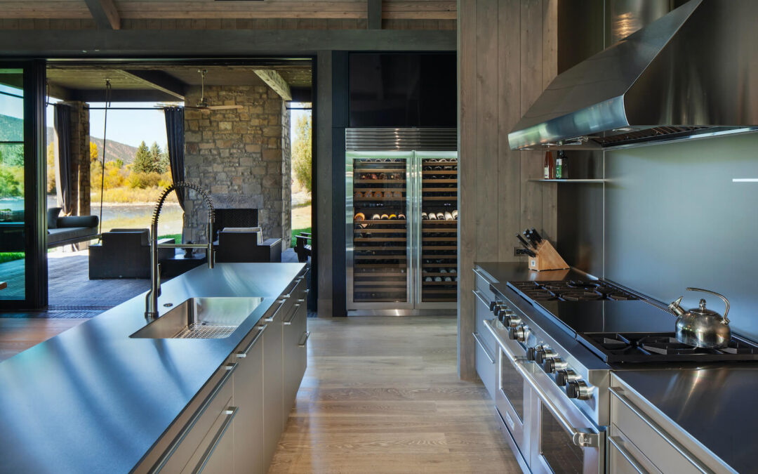 4 Tips for Hosting the Perfect Summer Party in Your Luxury Kitchen